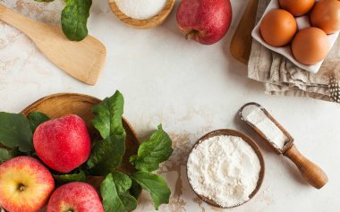 Sonbahar elmalı turtası. Elmalı turta, Charlotte ve tarif için boş bir yer. Uzayı kopyala Sonbahar havası. Yüksek kalite fotoğraf