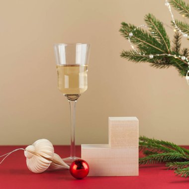 Yeni yılın arka planında ürününüz için ahşap podyum. Noel oyuncakları, bir kadeh şarap.