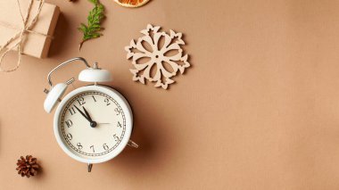 Çalar saat, hediye ve baharatlarla dolu yeni yıl düzeni. Yeni yıl arifesi konsepti. Kendi ellerinle bir hediye. Yüksek kalite fotoğraf