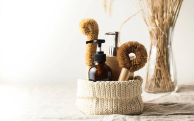 Evi mavi arka planda logosu olan plastik bir konteynırla temizlemek için. Temizlik konsepti.