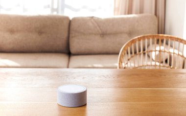 Akıllı konuşmacı. Ev için modern teknolojiler. Akıllı ev. Uzayı kopyala Yüksek kalite fotoğraf