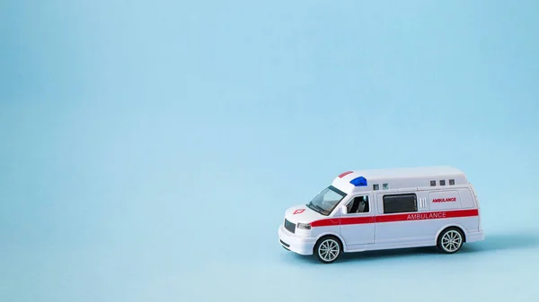 Una Ambulancia Juguete Sobre Fondo Azul Concepto Artístico Atención Médica —  Fotos de Stock