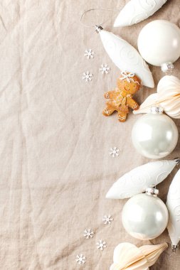 Keten bir masa örtüsünün üzerinde bir dizi Noel oyuncağı. Eski tarz bir Noel kartı. Uzayı kopyala Yüksek kalite fotoğraf