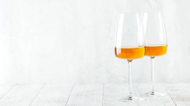 İki bardak portakal şarabı. Şaraphane konsepti, şarap dükkanı. Uzayı kopyala Yüksek kalite fotoğraf