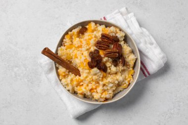 Balkabağı ve tarçınlı pirinç darı lapası. Kahvaltı konsepti.