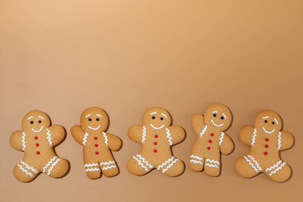 Весёлое пряничное человеческое печенье для праздничных торжеств и творческих украшений. Рождественское знамя. Копирование пространства
