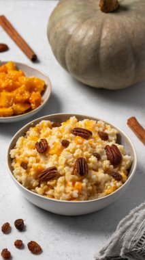 Balkabağı ve tarçınlı pirinç darı lapası. Kahvaltı konsepti.