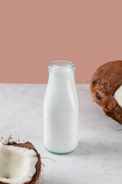 Cam şişede taze hindistan cevizi sütü ve yarım hindistan cevizi. Vejetaryen sütü kavramı