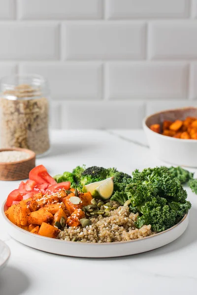 Kinoalı, balkabaklı ve mevsimlik sebzeli sağlıklı vegan Buda kasesi. Sebze tarifleri kavramı.