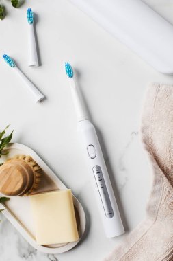 Ultrasonik beyaz diş fırçası, arka planda yeri doldurulabilir başlıklar. Diş sağlığı için elektrikli diş fırçası. Ağız ve diş sağlığı kavramı