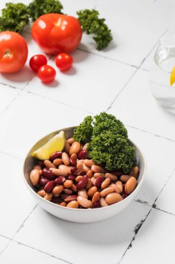  Sağlıklı beslenme kavramları için konserve fasulye salatası, limon ve sebze tabağı. Vejetaryen gıda ve bitki proteini konsepti.