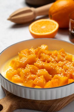 İçinde dilimlenmiş balkabağı, bal ve portakal suyu olan sağlıklı bir tatlı. Sağlıklı balkabağı yemeği konsepti.