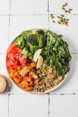 Besleyici bir yemek için kinoalı, balkabaklı ve sebzeli sağlıklı vegan Buda kasesi. Sebze tarifleri kavramı.