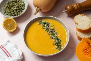 Sıcak konfor için çekirdek ve soğanla süslenmiş lezzetli sonbahar balkabağı çorbası. Sonbahar menüsü konsepti. Kolay vejetaryen tarifleri, ezilmiş çorba..