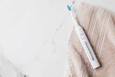 Hafif arka planda ultrasonik beyaz diş fırçası. Diş sağlığı için elektrikli diş fırçası. Ağız ve diş sağlığı konsepti. Boşluğu kopyala