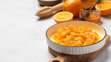 İçinde dilimlenmiş balkabağı, bal ve portakal suyu olan sağlıklı bir tatlı. Sağlıklı balkabağı yemeği kavramı. Boşluğu kopyala