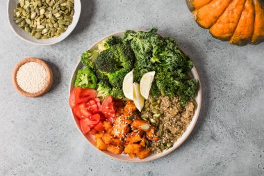 Canlı vejetaryen Buda kasesi, kinoa, kızarmış sebze ve taze yeşillikler. Sebze tarifleri kavramı.