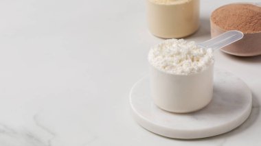 Zindelik ve beslenme için gri arka planda çeşitli protein tozları. Spor içeceği. Boşluğu kopyala