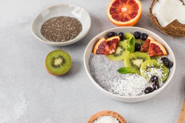 Chia pudingi, kivi, kan portakalı ve böğürtlenli sağlıklı kahvaltı kasesi. Vejetaryen yemeği