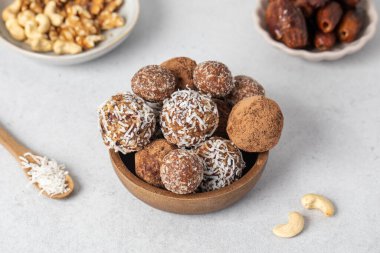 Ev yapımı vejetaryen, kurutulmuş meyve ve fındıktan yapılmış sağlıklı şekersiz şekerler. Sağlıklı beslenme kavramı.