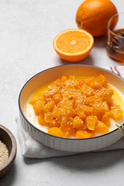 İçinde dilimlenmiş balkabağı, bal ve portakal suyu olan sağlıklı bir tatlı. Sağlıklı balkabağı yemeği konsepti.