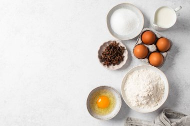 Hamur malzemeleri un, yumurta, şeker ve baharatla mermer yüzeyde yatıyordu. Ev yapımı kavramı. Boşluğu kopyala
