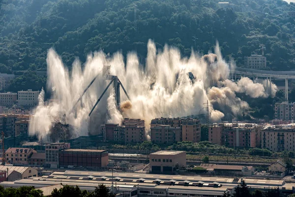 Implosione Ciò Che Rimasto Del Ponte Morandi Genova Foto Stock Royalty Free