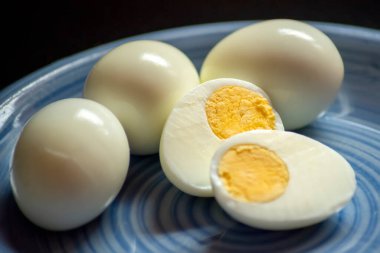 Mavi tabakta haşlanmış yumurta.