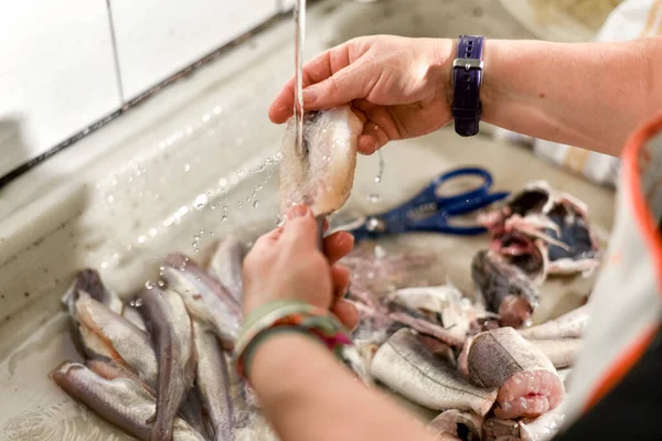 Mãos Mulher Limpando Peixes Pia Cozinha Rústica — Fotografia de Stock