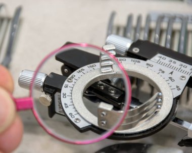 Gözlük muayenesinde kullanılan büyüteç. 