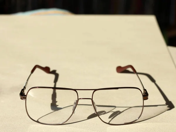 クリームを背景にしたヴィンテージブラウンメタルのメガネ — ストック写真