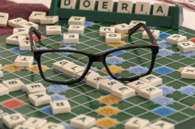 bir kelime oyunu tahtasında siyah gözlük