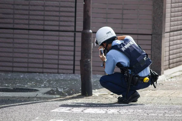 Japanse Politieagent Maakt Foto Stockafbeelding