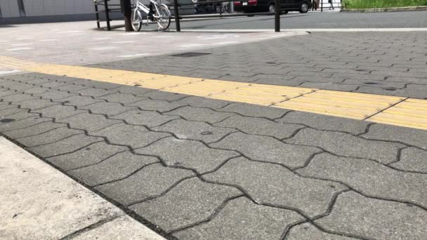 Uomo Ipovedente Che Utilizza Pavimentazione Tattile Localizzare Una Stazione Ferroviaria — Video Stock