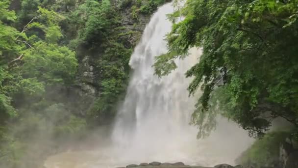 Minoo Falls heves szezonális eső után. — Stock videók
