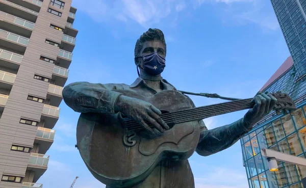 얼굴에 마스크를 쓴 엘비스 프레슬리의 동상. 스톡 사진