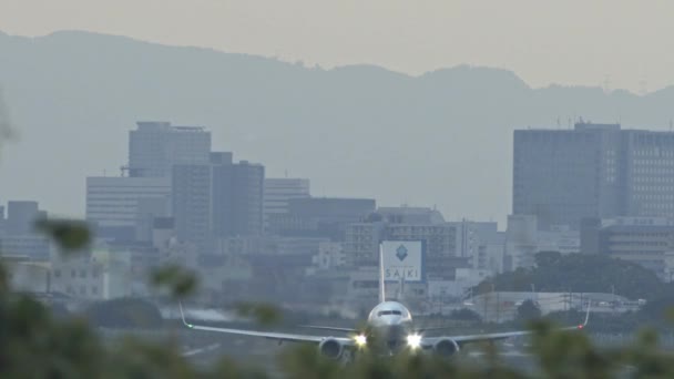 Медленное движение пассажирского самолета перед закатом. — стоковое видео