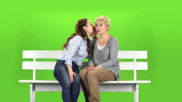 Mamá y su hija están sentadas en un banco. Pantalla verde — Vídeos de Stock