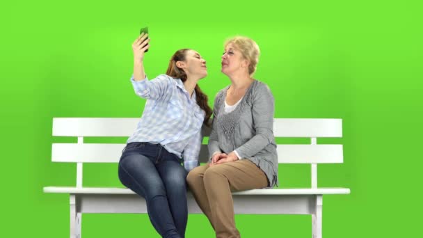 Mamá y su hija hacen selfies. Pantalla verde — Vídeos de Stock