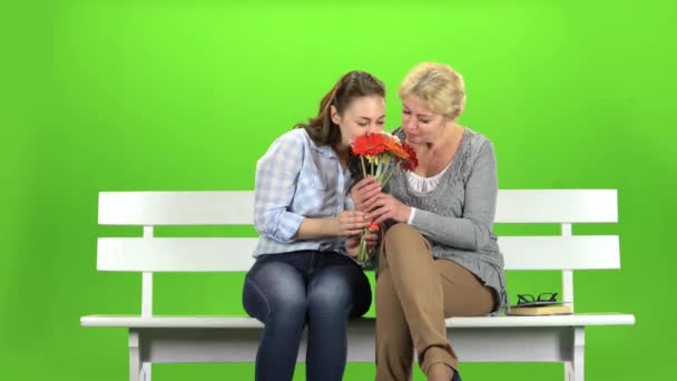 Ragazza con sua madre sta annusando un mazzo di fiori. Schermo verde — Video Stock