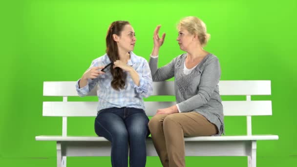 Girl is combing her hair. Green screen — Stock Video