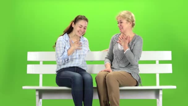 Moeder en dochter lachen. Groen scherm — Stockvideo