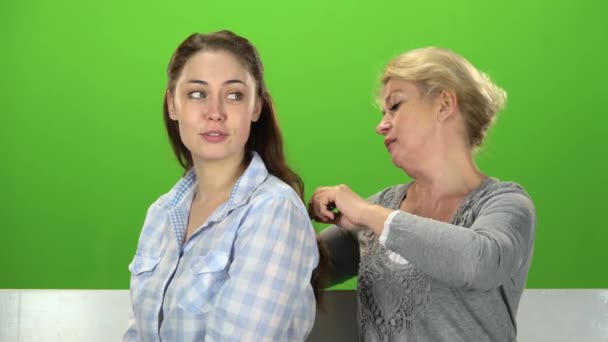 Vrouw is het kammen van haar dochter. Groen scherm — Stockvideo