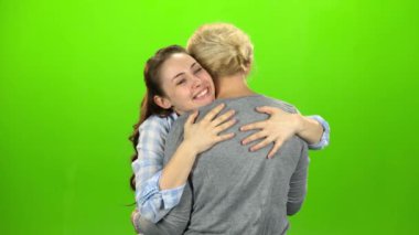 Yerel hugs, onlar durmak ve konuşuyor. Kızı annesi sarılmak. Yeşil ekran