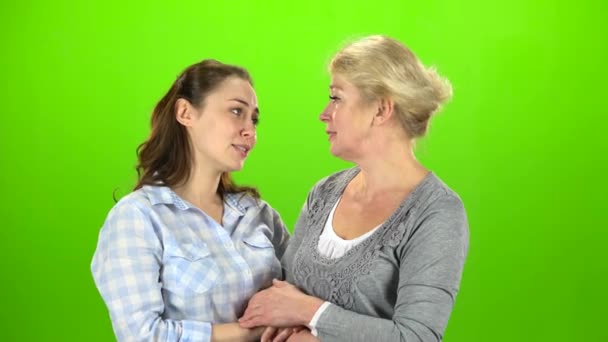 Mutter und Tochter im Gespräch. Green Screen — Stockvideo