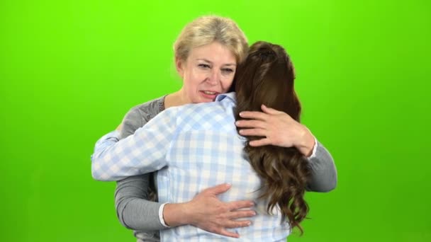 ネイティブの抱擁、立つし、話しています。母は、娘を抱擁します。緑色の画面 — ストック動画