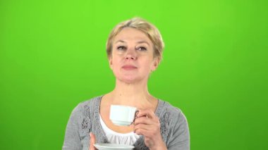 Kadın çay içiyor. Yeşil ekran