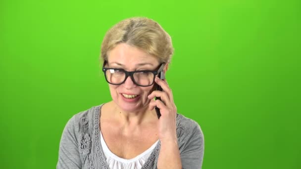 A dona de casa de óculos fala ao telefone. Tela verde — Vídeo de Stock