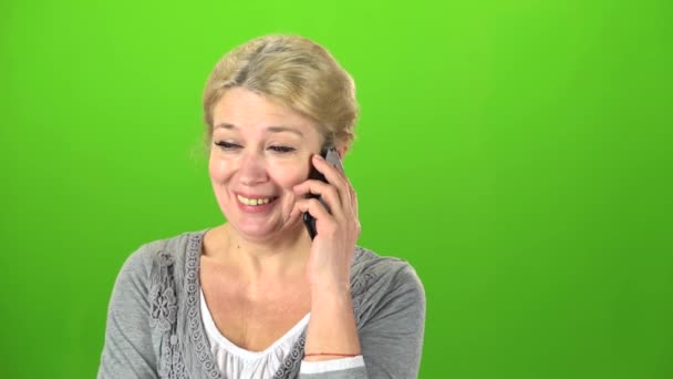 Huisvrouw spreekt op de telefoon. Groen scherm — Stockvideo