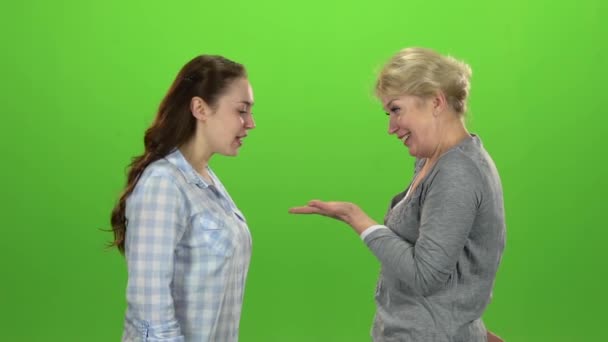 Frau übergibt Schlüssel an Tochter. Green Screen. Seitenansicht. Zeitlupe — Stockvideo